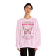 Une femme porte un sweat-shirt rose pâle orné d'un papillon et d'un verset biblique en français.