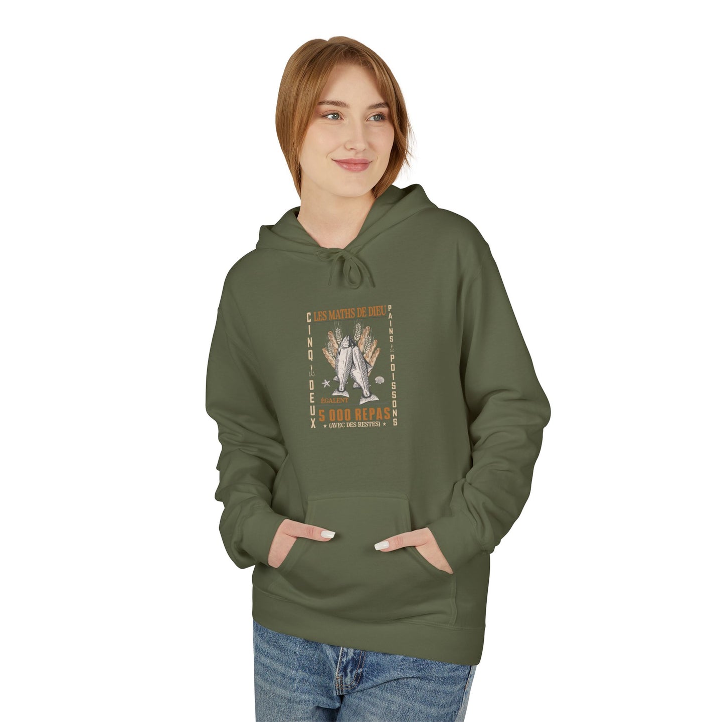 Une femme porte un sweat à capuche vert olive avec une illustration de pains et de poissons.