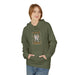 Une femme porte un sweat à capuche vert olive avec une illustration de pains et de poissons.