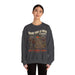 Une femme porte un sweat-shirt gris foncé avec une illustration de paysage et un message religieux.