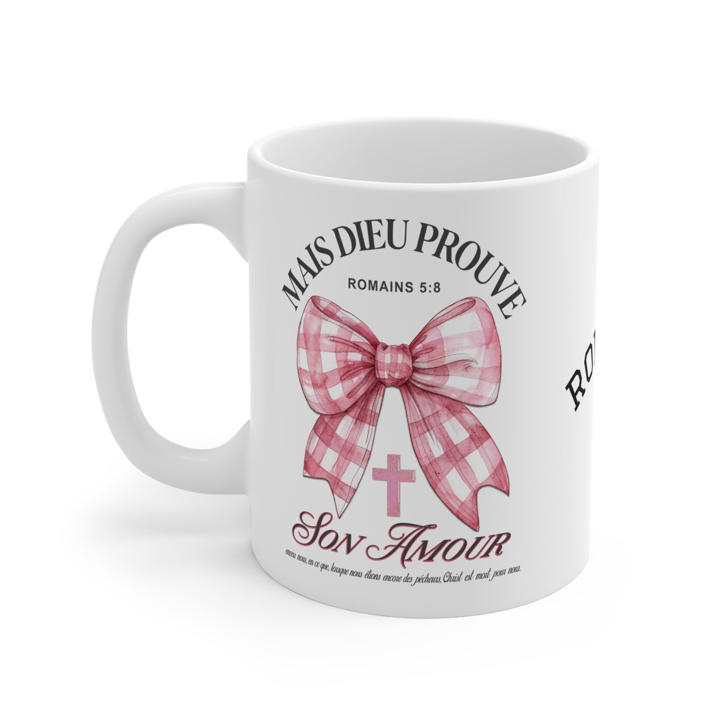 Mug blanc en céramique orné d'un nœud vichy rose, d'une croix et du verset biblique Romains 5:8.