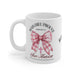 Mug blanc en céramique orné d'un nœud vichy rose, d'une croix et du verset biblique Romains 5:8.