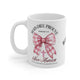 Mug blanc en céramique orné d'un nœud vichy rose, d'une croix et du verset biblique Romains 5:8.
