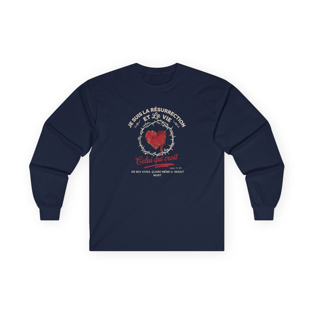 T-shirt bleu marine à manches longues avec un motif de cœur entouré d'épines et texte religieux.