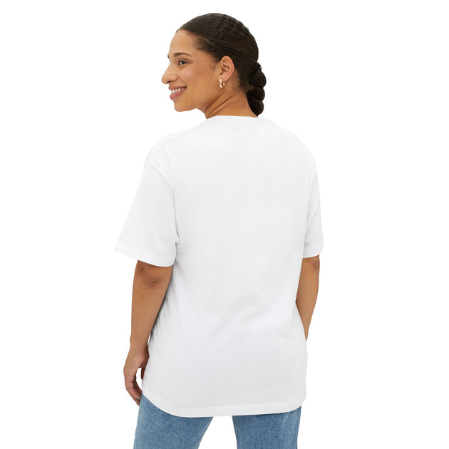 Une femme porte un t-shirt blanc ample à coupe carrée vu de dos.