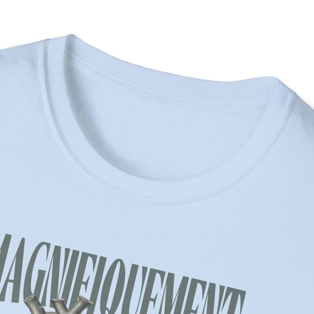 T-shirt blanc à col rond avec le mot Magnifiquement imprimé en lettres grises.