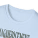 T-shirt blanc à col rond avec le mot Magnifiquement imprimé en lettres grises.