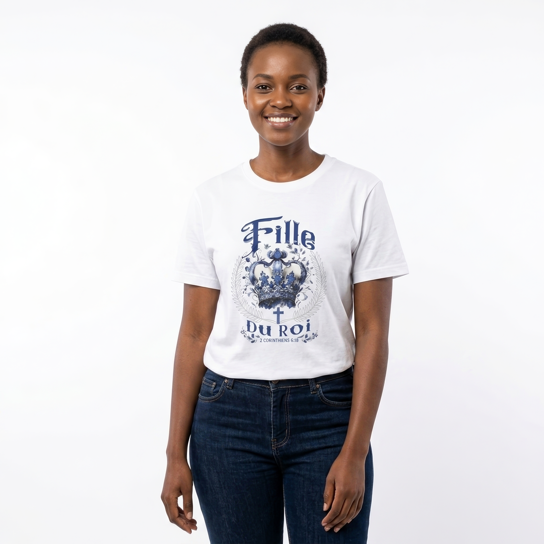 T-shirt blanc pour femme avec une couronne bleue, une croix et le texte Fille du Roi.